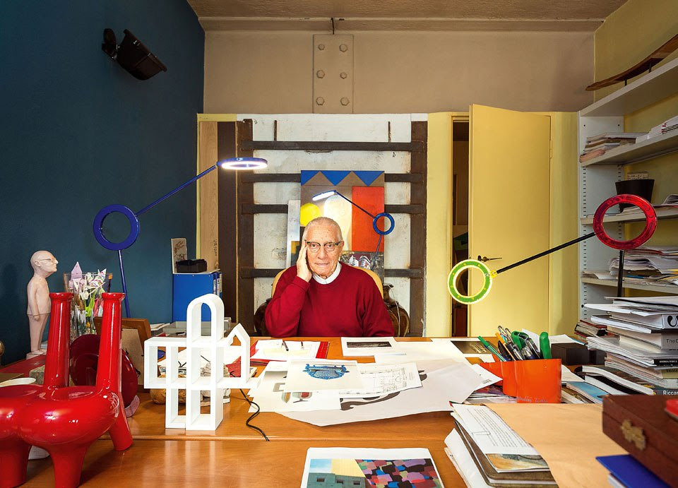 Alessandro Mendini nel suo Atelier